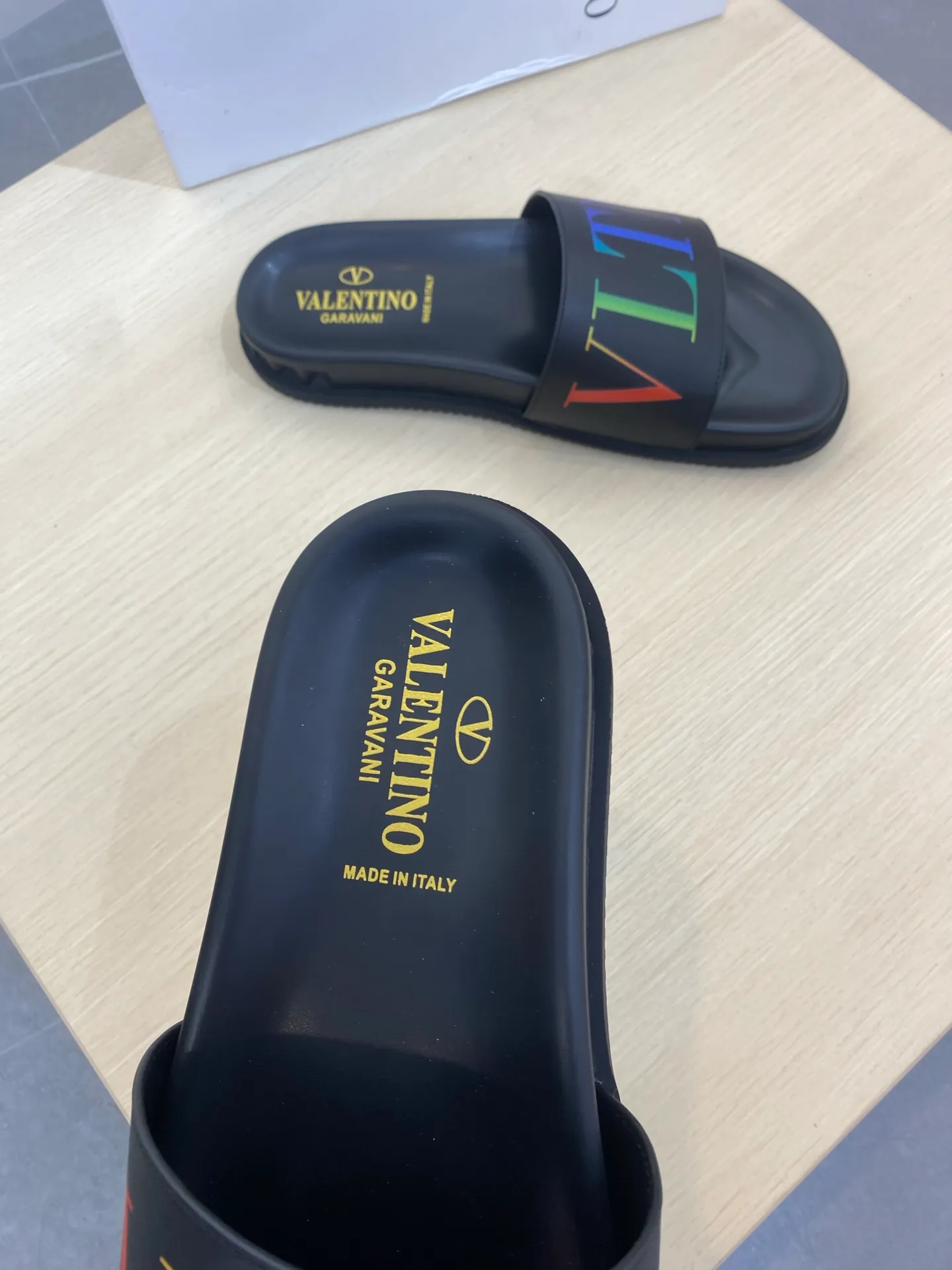 P260💰Valentino VALENTINO Size: 39--46 Burberry classic men's slippers, high-end boutique, original material, fine workmanship, casual, loose and comfortable, a must-have in summer👏👏👏